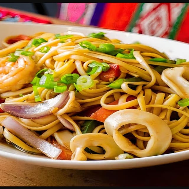 Tallarin Saltado De Mariscos.
