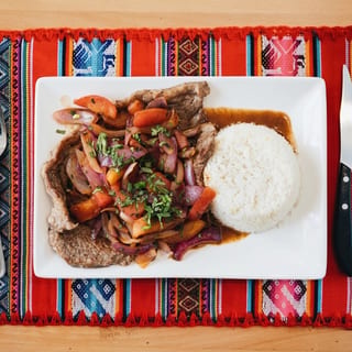 Bistec Encebollado Con Arroz